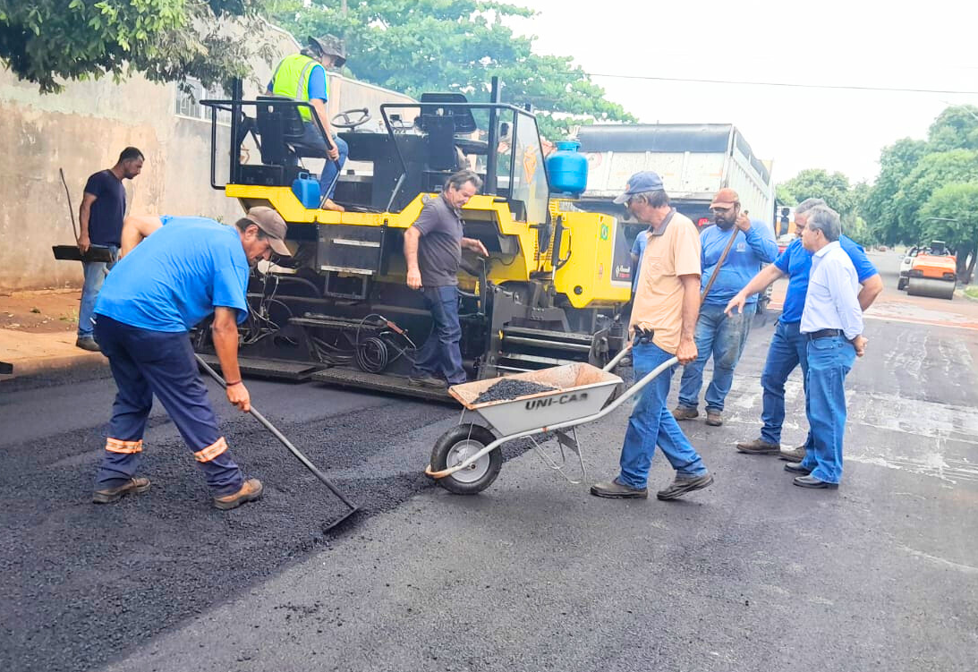 Obra Entregue! Prefeito confere finalização do asfalto no Jardim América