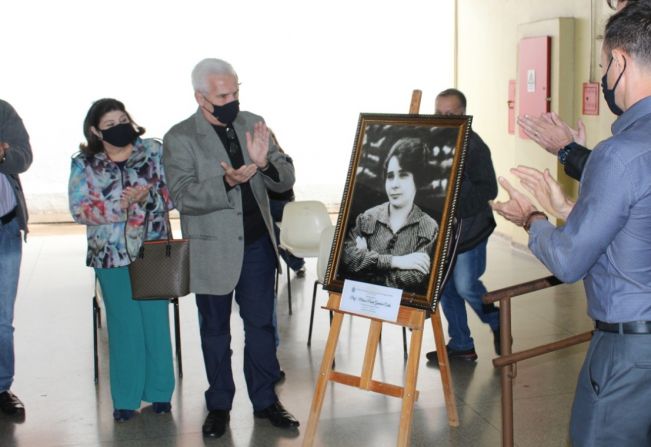 Placa comemorativa marca Centenário de Maria Paula Gambier Costa 
