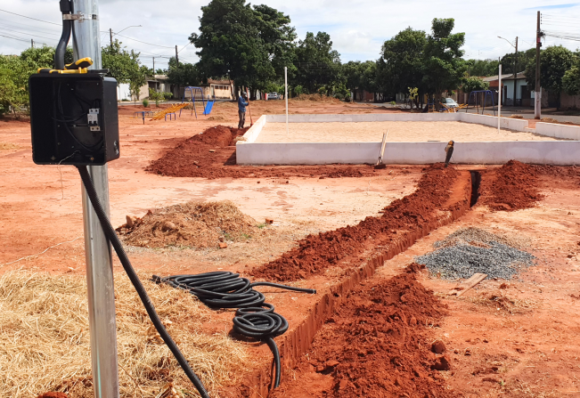 Quadra de areia em praça no Conjunto Mário Covas está ganhando rede elétrica para iluminação 