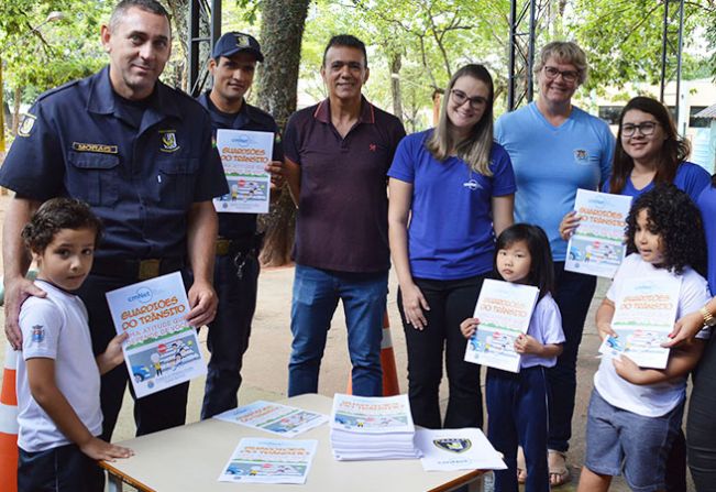 Guarda Municipal entrega cartilha “Guardiões do Trânsito”
