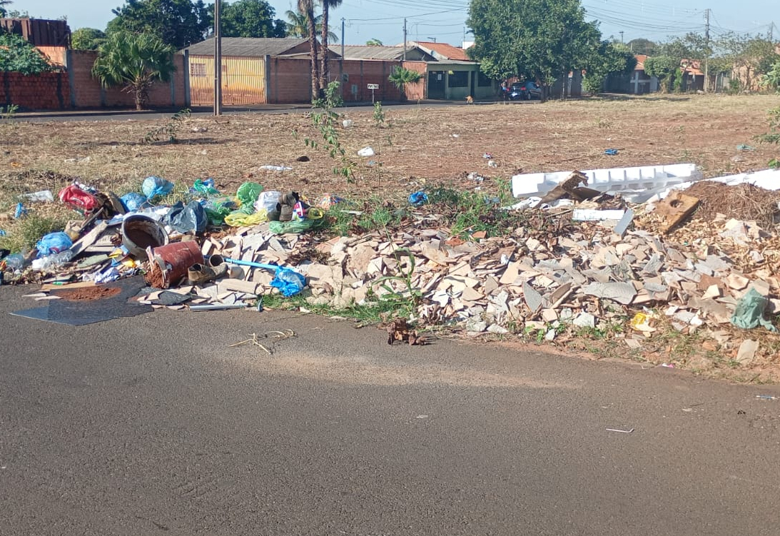 Depois da faxina feita pela Prefeitura Municipal, o descaso: lixo reaparece em terreno limpo no dia seguinte