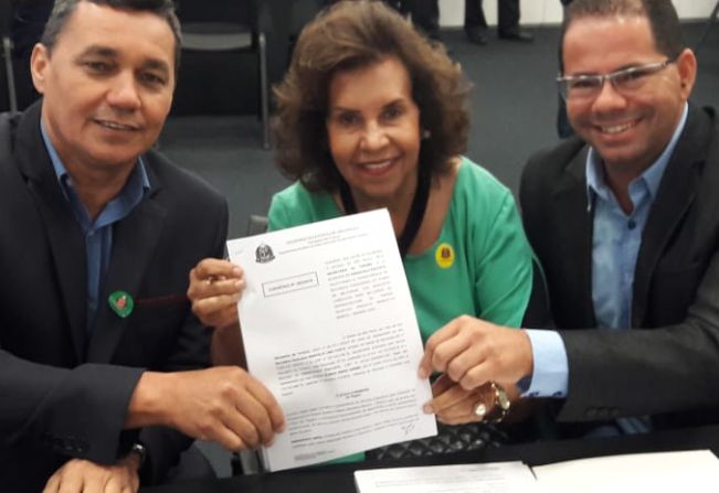 Prefeita assina convênio para Parque Aquático de Paraguaçu