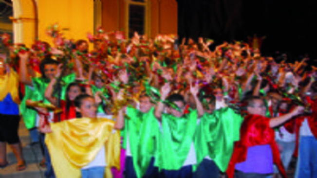 Cantata de Natal reúne coral infantil com a Lyra e inunda o centro da cidade com emoção