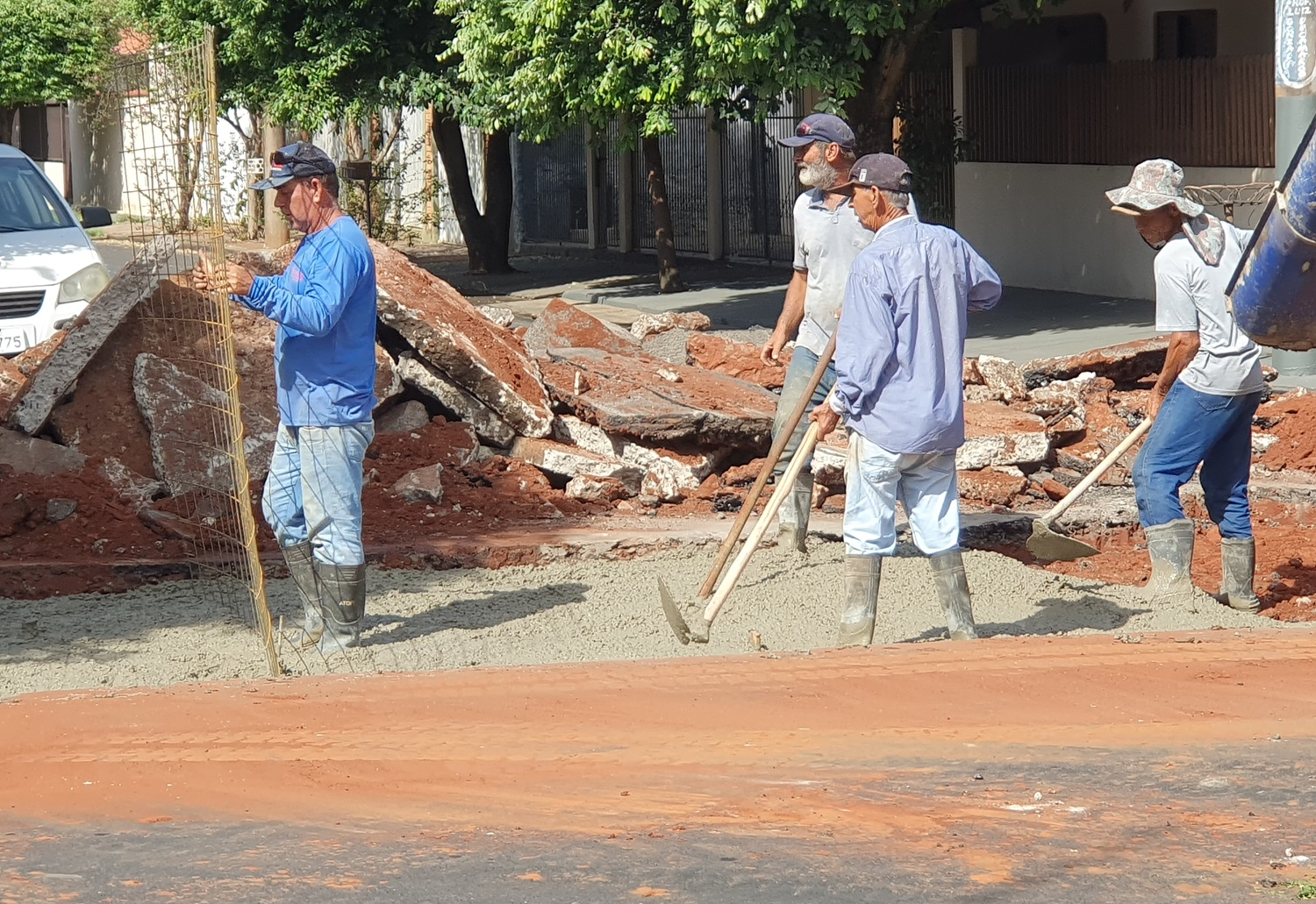 Prefeitura constrói sarjetão na Rua Luiz Gonzaga de Camargo, no bairro Vila Nova