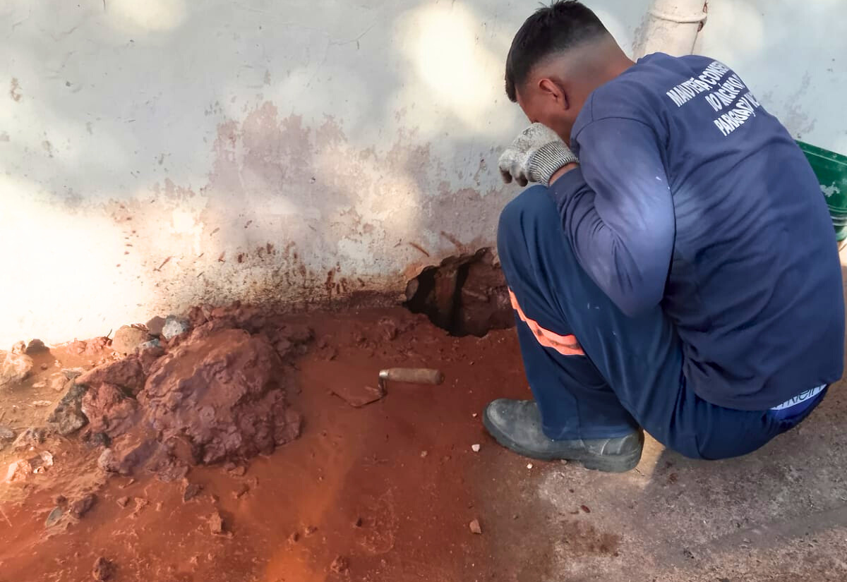 Prefeitura realiza reparo em cano com vazamento na EMEF Sidnei Gomes Salomão para garantir abastecimento