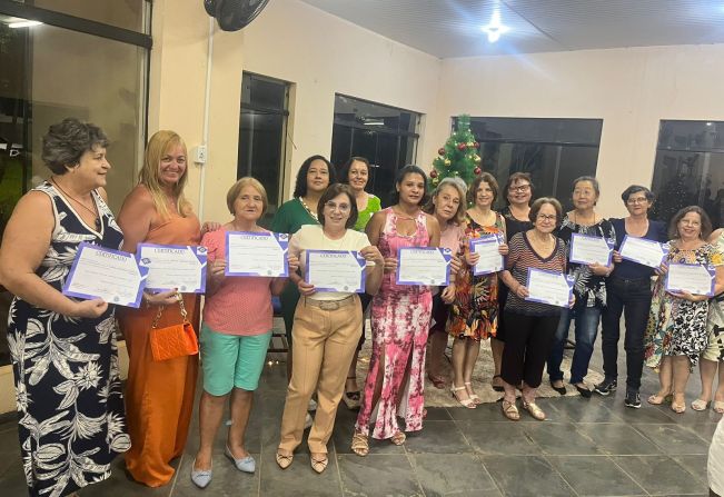 Espaço Qualifica entrega certificados a concluintes de cursos de capacitação profissional