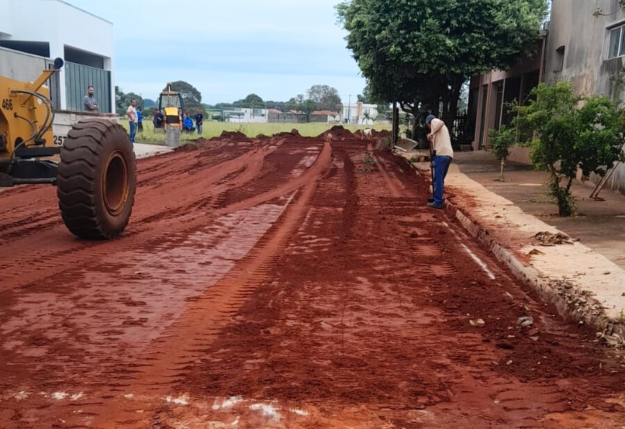 Jardim América: Rua Guimarães Rosa sendo preparada para receber a massa asfáltica