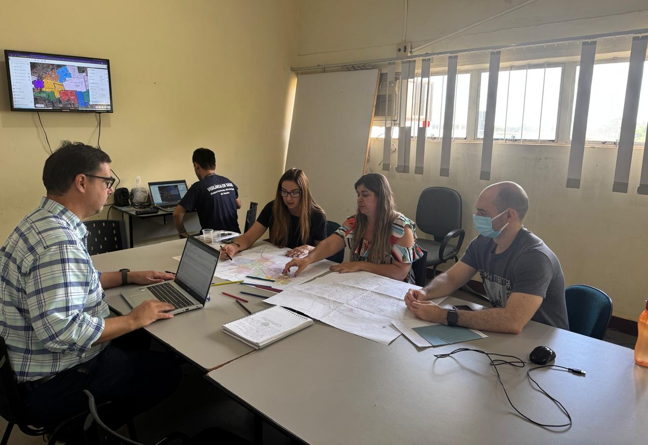 Reunião no Departamento de Saúde de Paraguaçu Paulista: Planejamento e Redefinição de Áreas de Atuação
