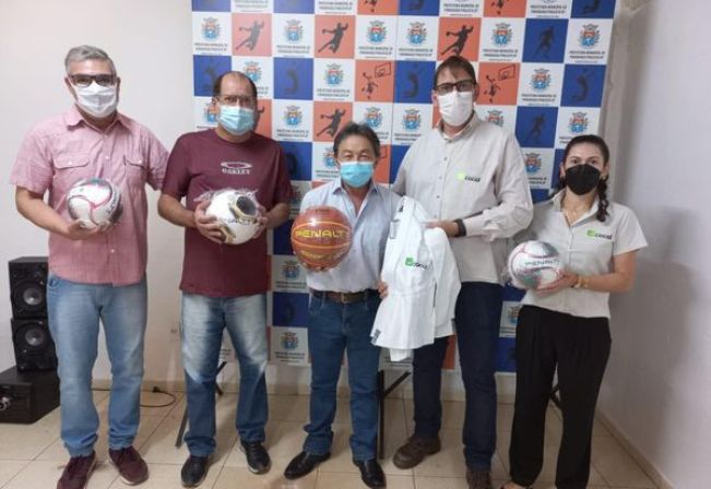 Cocal Energia Responsável faz entrega de Material Esportivo aos Projetos Municipais
