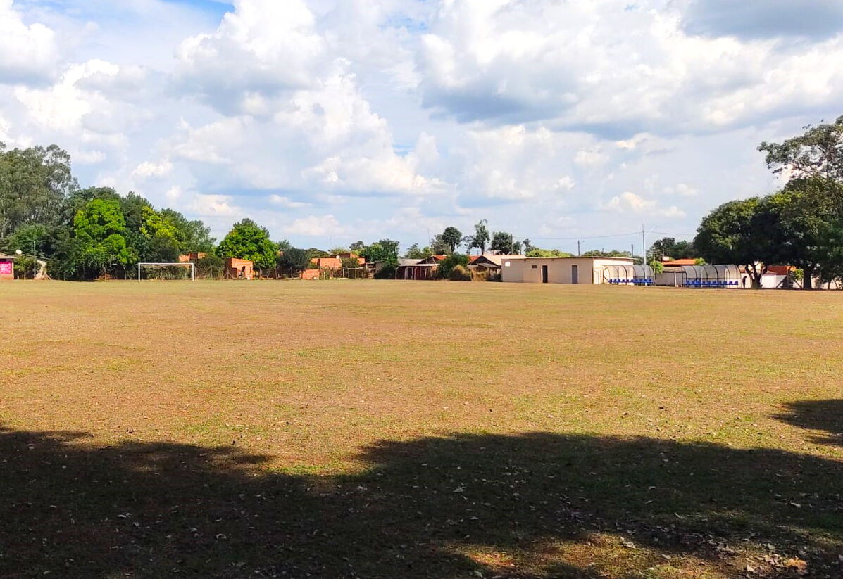 Campo de futebol recebe poda e limpeza em 'Conceição' 
