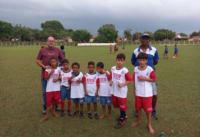 Prefeitura Municipal entrega novos uniformes para alunos de futebol da Vila Nova e Barra Funda
