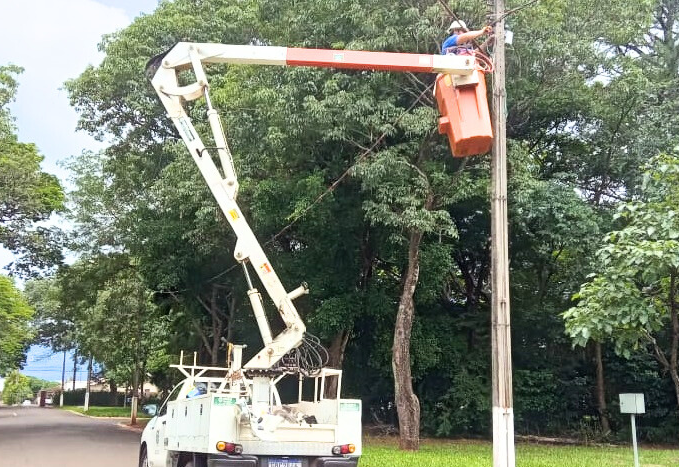 Equipe do setor elétrico atua em duas frentes: iluminação pública e podas reparadoras de árvores