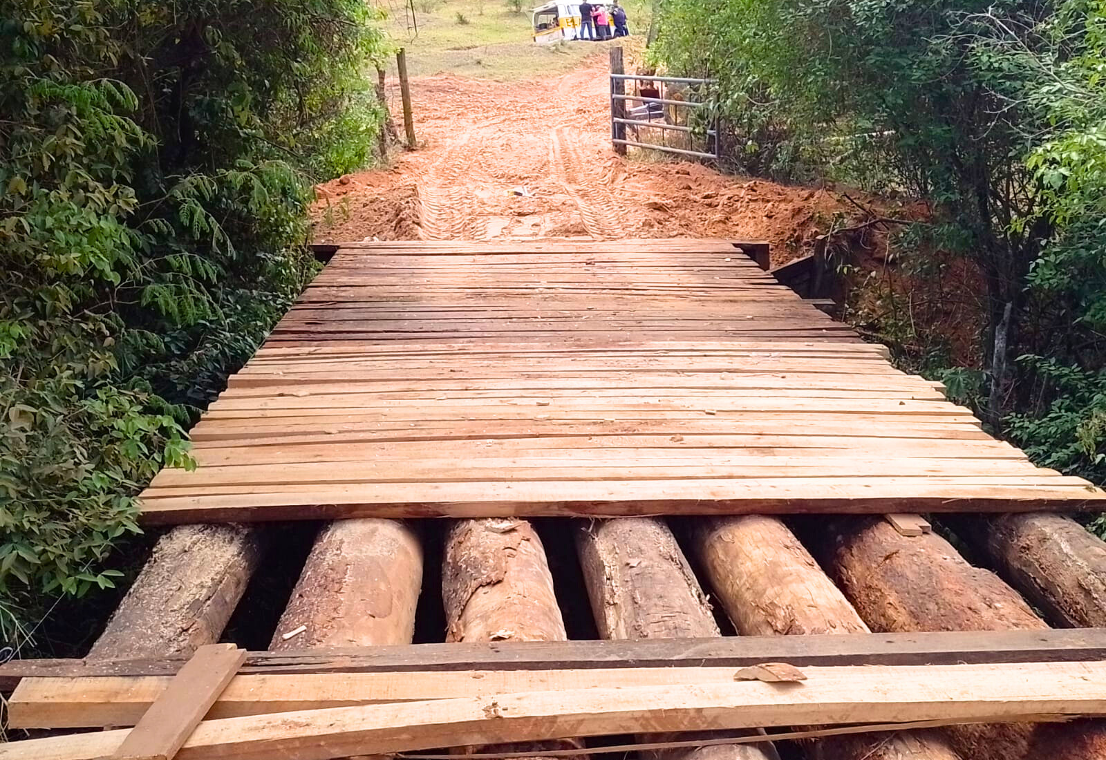 Secretaria Municipal de Obras reforma mata-burro no bairro Saltinho e revitaliza ponte no Campinho