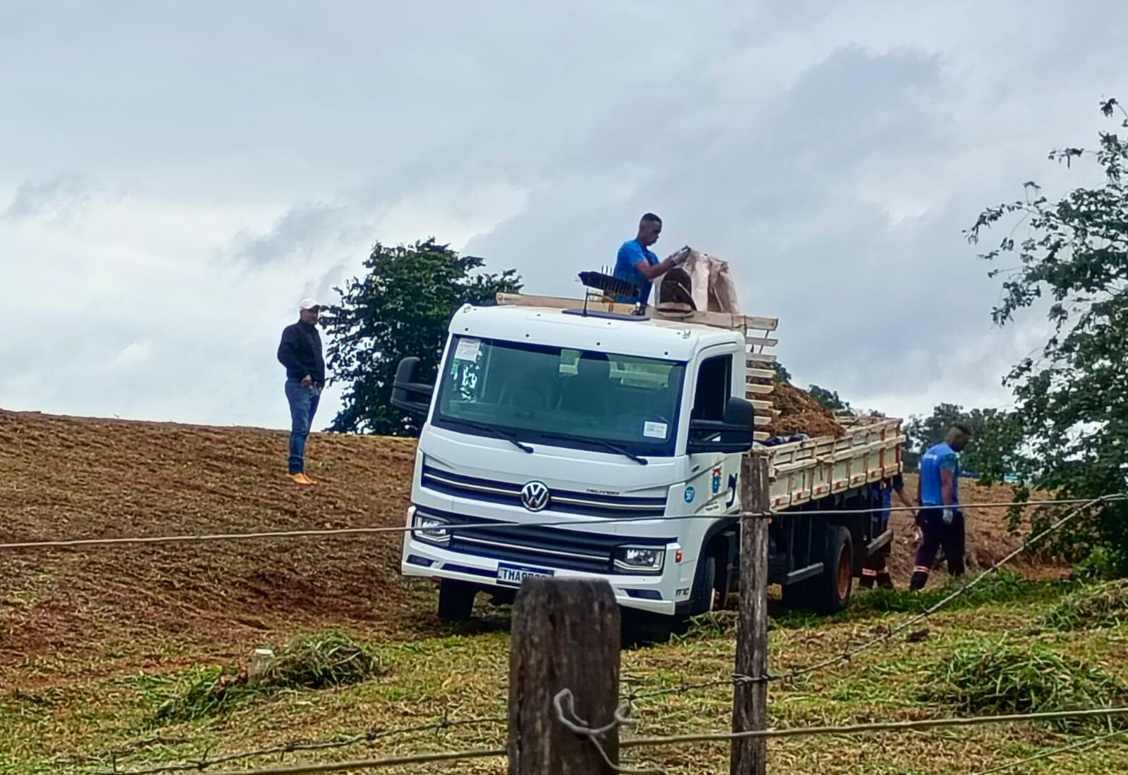 Prefeitura realiza poda e limpeza geral nas imediações da rodovia, no Jardim Murilo Macedo