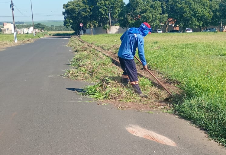Detalhes que transformam: Prefeitura realiza capina em meios-fios valorizando as vias