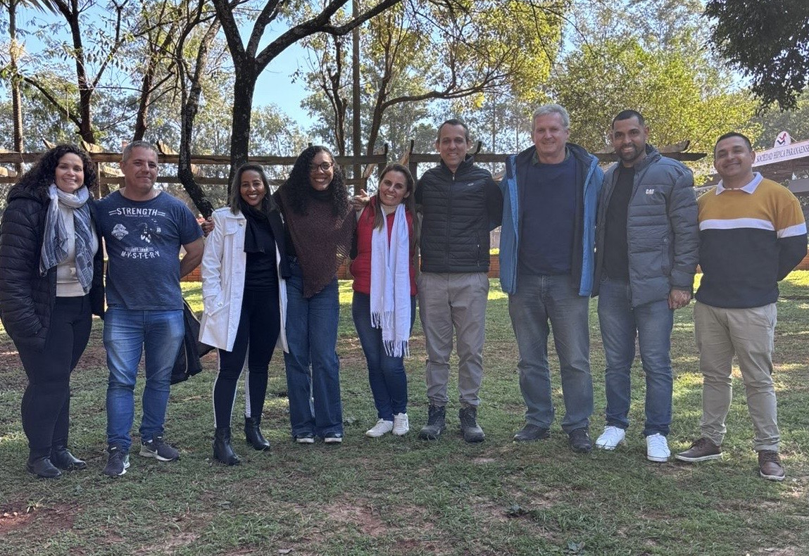 Enquanto pista de equoterapia avança, equipe da Clínica TEA de Paraguaçu Paulista é destaque em seminário internacional no Paraguai