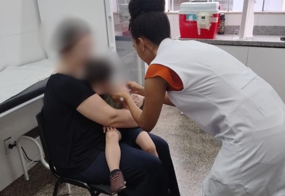 Dia D de Multivacinação mobiliza famílias no CEM mesmo com chuva em Paraguaçu Paulista
