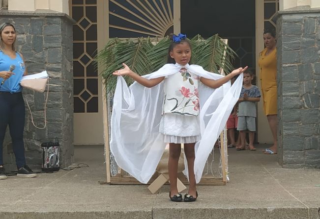 Hoje tem Cantata de Natal, na escadaria da Igreja Matriz