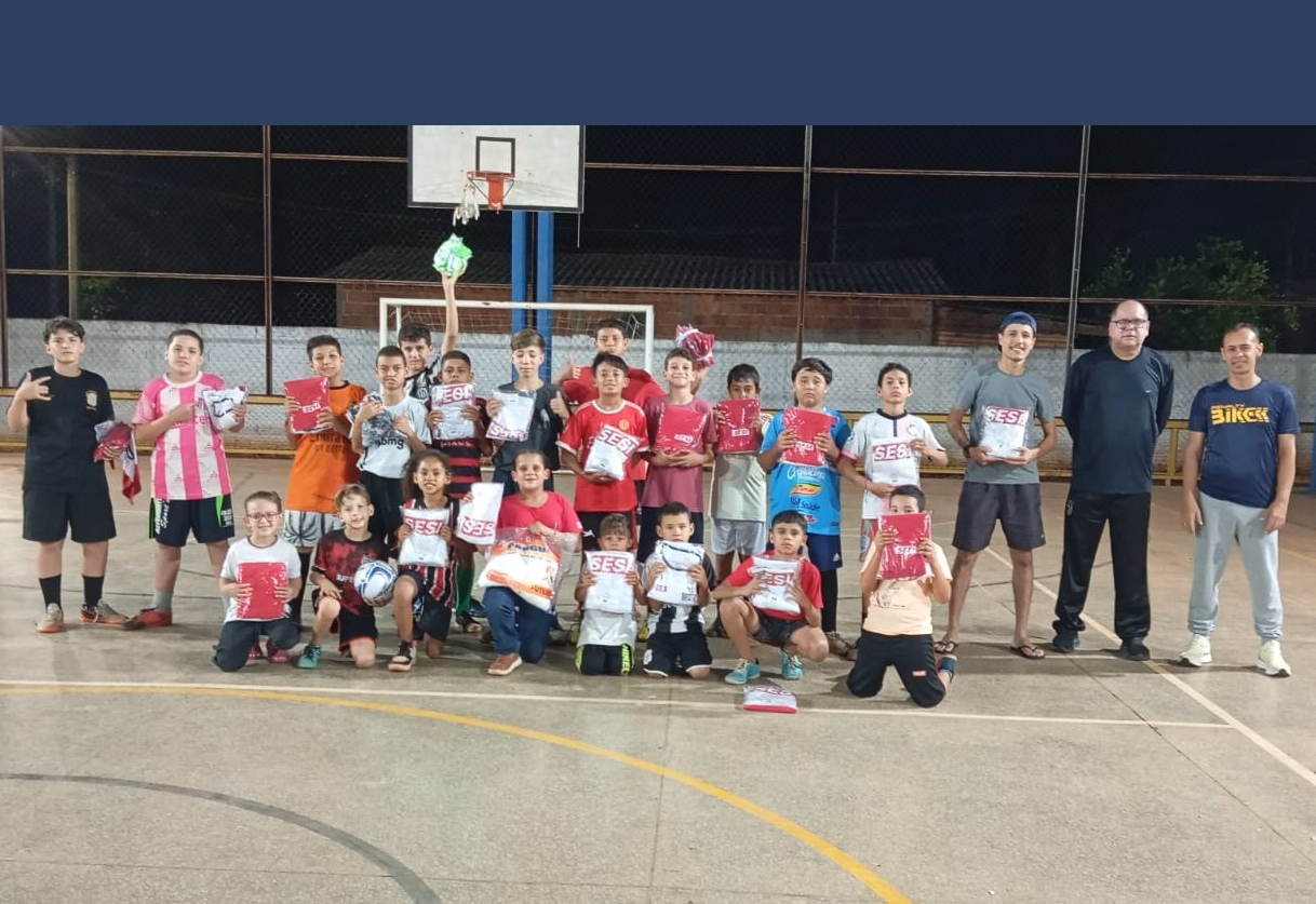 Prefeitura entrega materiais esportivos para fortalecer escolinha de futsal de Conceição