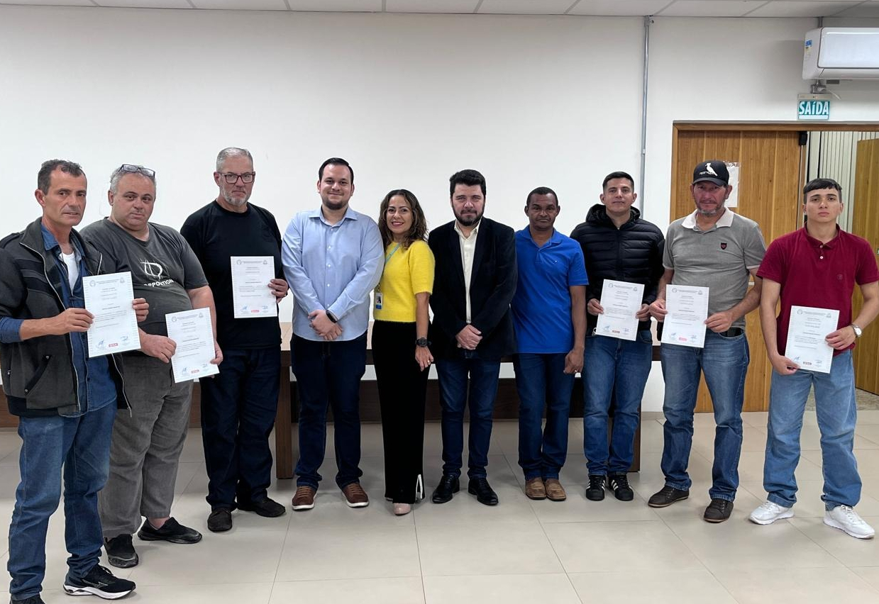 Prefeitura entrega certificados do curso de Eletricista Residencial em parceria com o SENAI