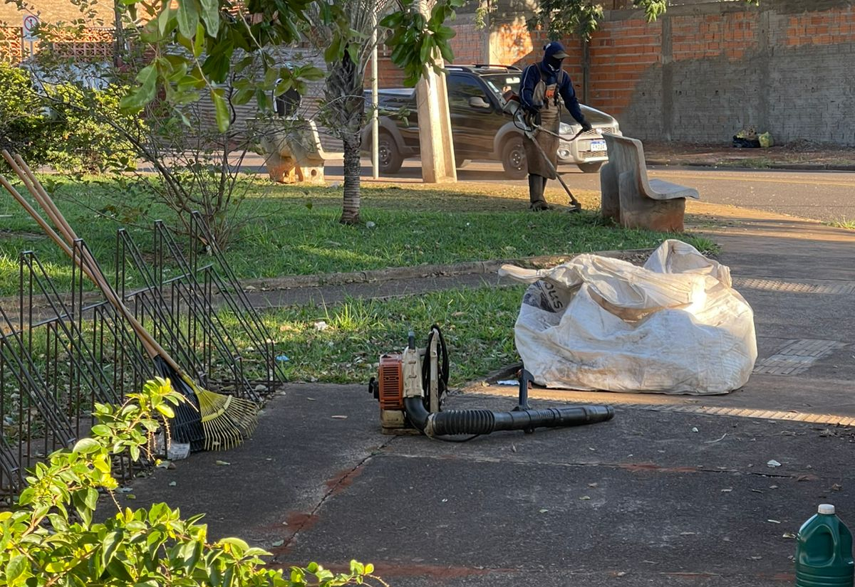 Manutenção de praças públicas marca início da semana em Paraguaçu Paulista