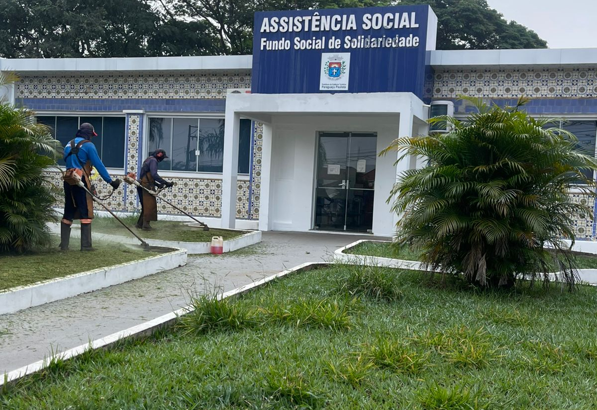 Prefeitura inicia o dia com manutenção na área verde da Assistência Social