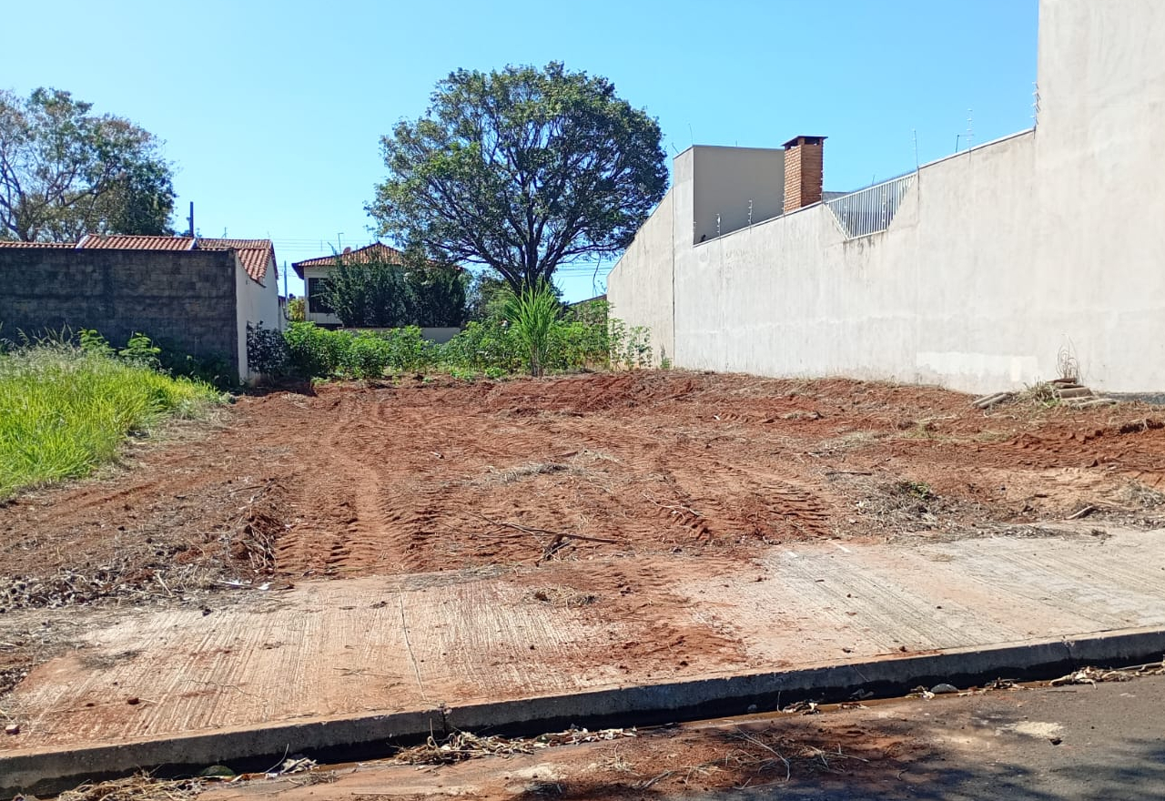 Mais terrenos foram limpos hoje no Jardim das Oliveiras e no Jardim Alvorada  