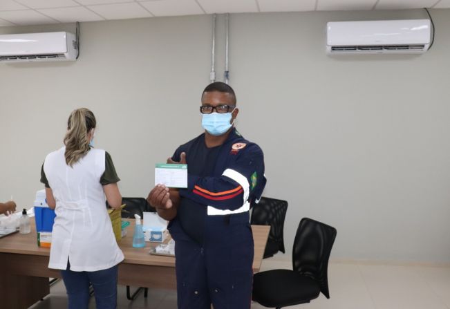 Aplicação das primeiras doses da Coronavac emociona profissionais