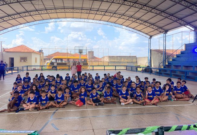 Crianças de projetos sociais assistem a espetáculo da Cia Truks que trata da poluição ambiental com poesia e humor na Quadra Elzinha