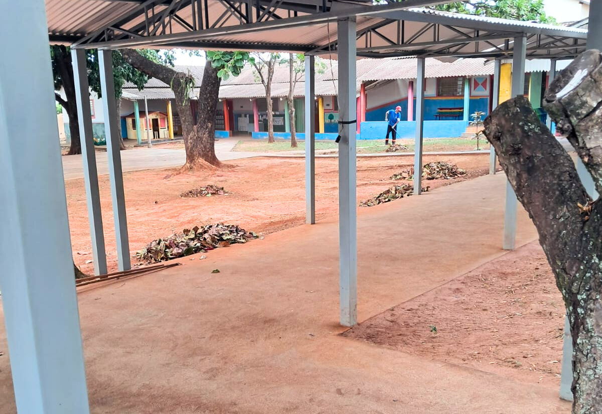 Escola Leonor recebe ação de limpeza e coleta, reforçando cuidados com a comunidade escolar