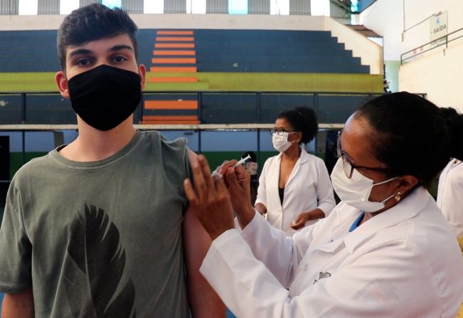 Vacinação de 12 a 17 segue nas unidades de Saúde