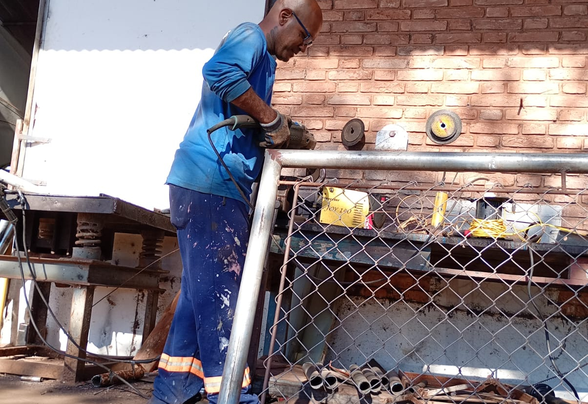 Infraestrutura da equoterapia quase pronta na Casa Lar: Portões das baias em fase final