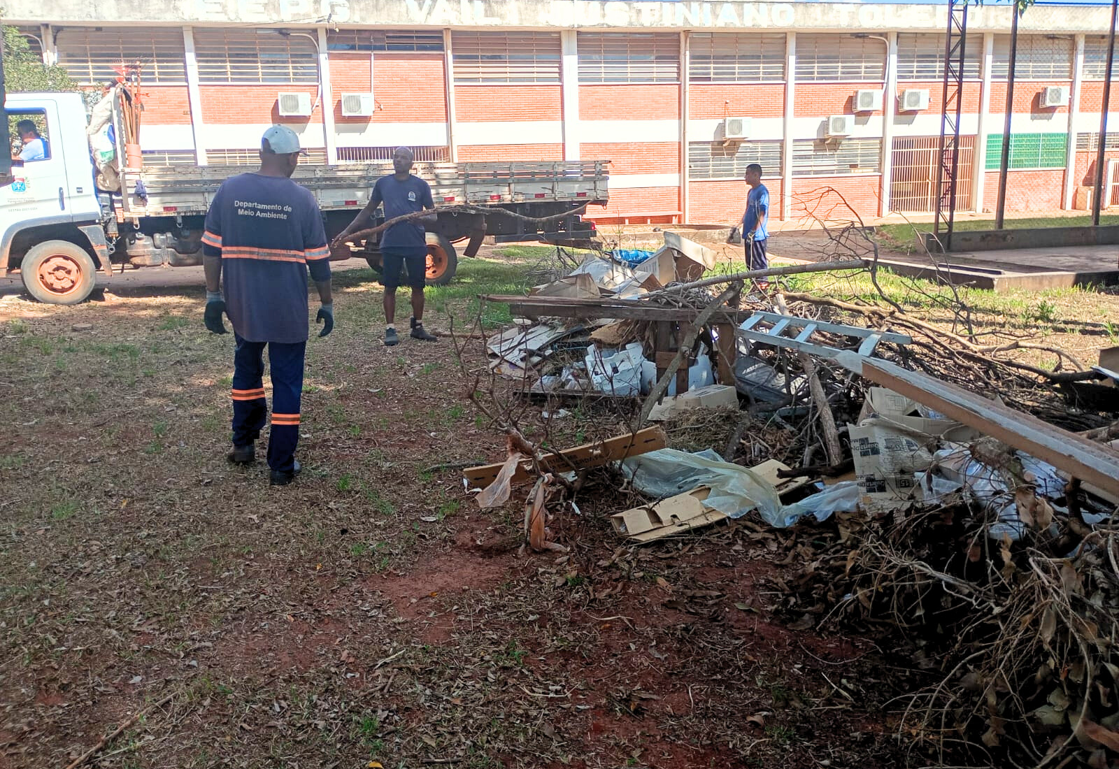 Faxina na Escola Vail Toledo reforça cuidados contra a dengue e preservação dos espaços públicos