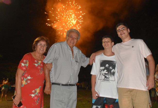 População comemora a virada do ano com show de luzes e de música em Paraguaçu