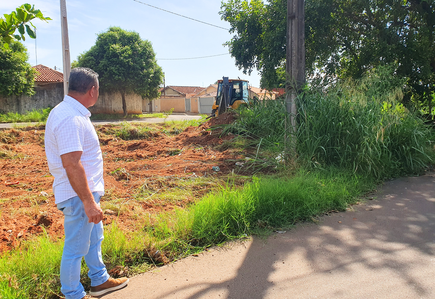 Prefeitura está preparando a terra de um espaço público para reflorestamento, na Fercon