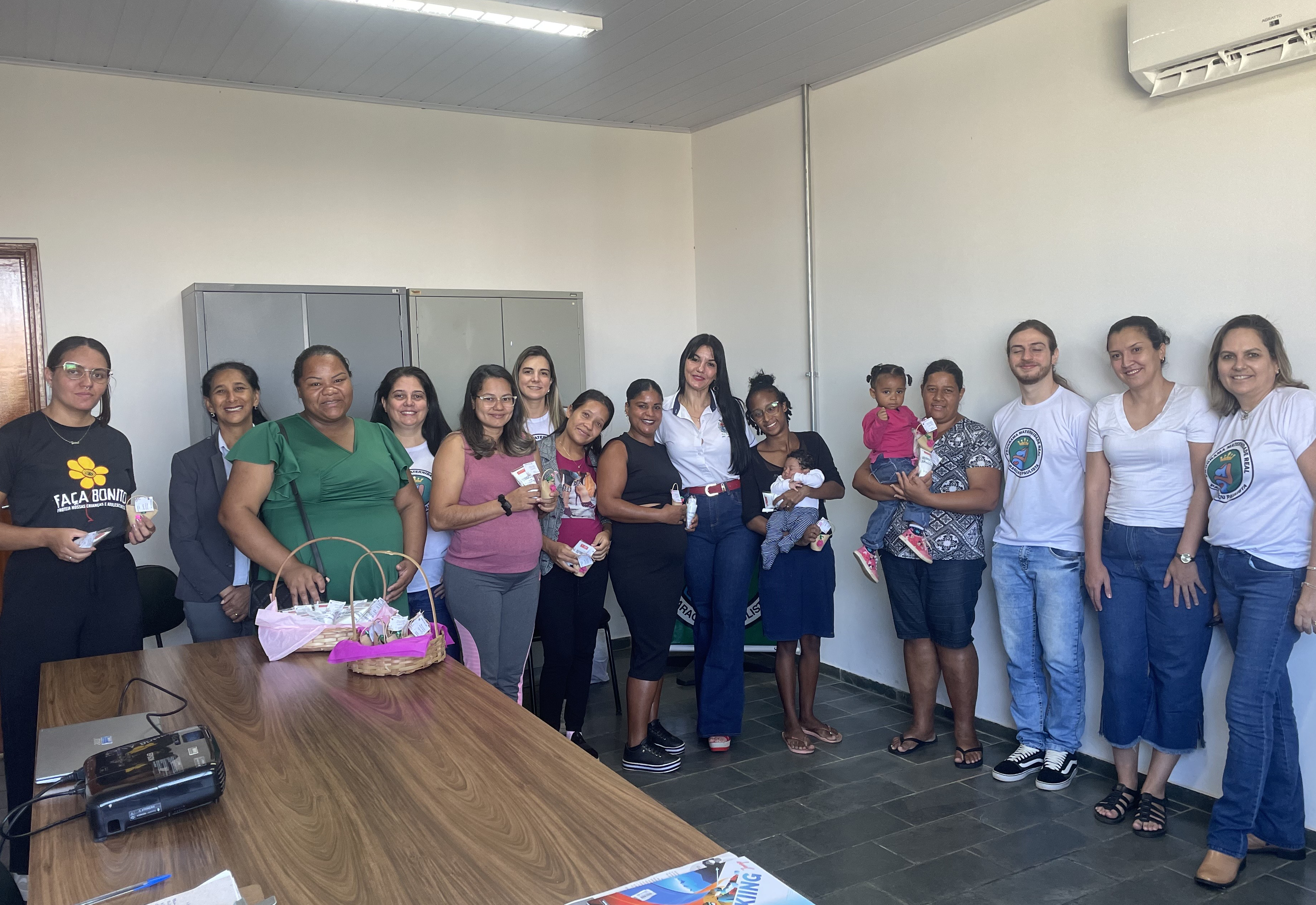 Maternidade Real aborda planejamento familiar com foco em laqueadura e vasectomia em encontro acolhedor