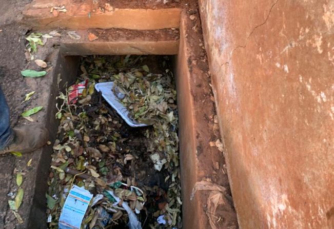 Equipe executa limpeza de bueiros na Humberto Soncini