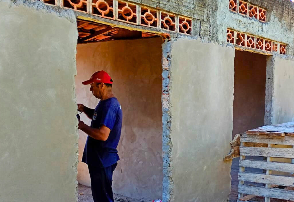 Flash na Casa Lar: Baias dos cavalos para equoterapia estão ganhando reboco