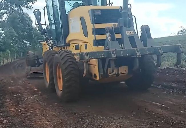 Prefeitura realiza melhorias em estradas rurais nos bairros Cabiúna e Água do Barreiro