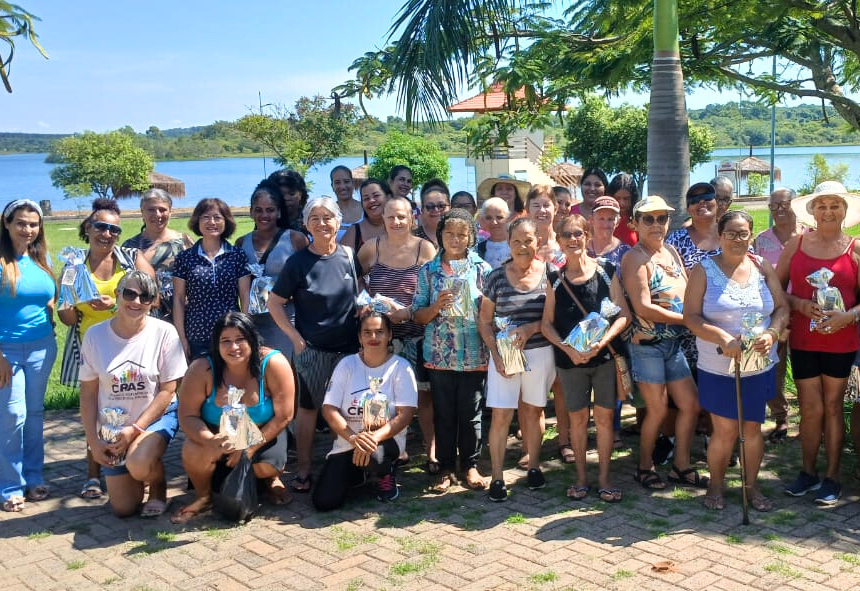 Assistência Social enaltece participantes do CRAS III com piquenique no balneário