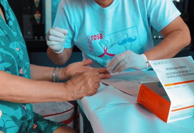 Em alusão a Campanha Outubro Rosa, SAE/CTA e Departamento de Esportes realizam testes rápidos em usuários da Piscina Municipal