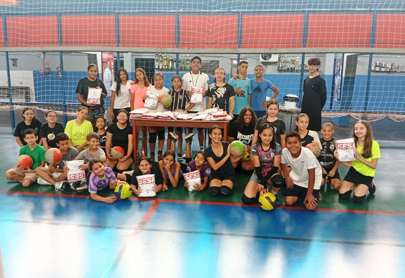 Adolescentes recebem novos uniformes do Projeto SESI ESPORTES em Paraguaçu Paulista