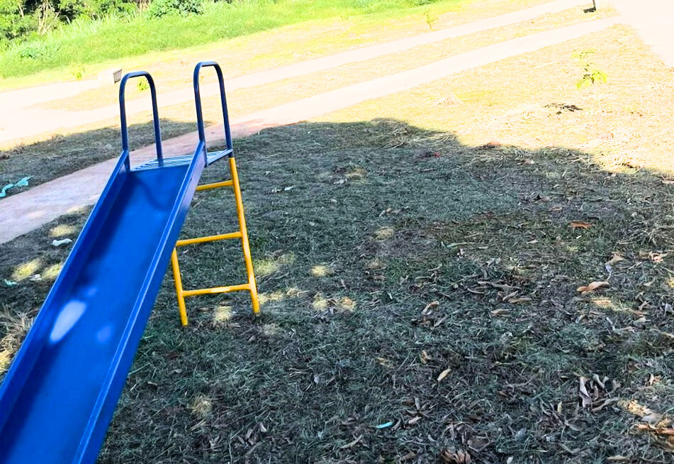 Capina e limpeza são realizadas em praça e terreno na Vila Nova