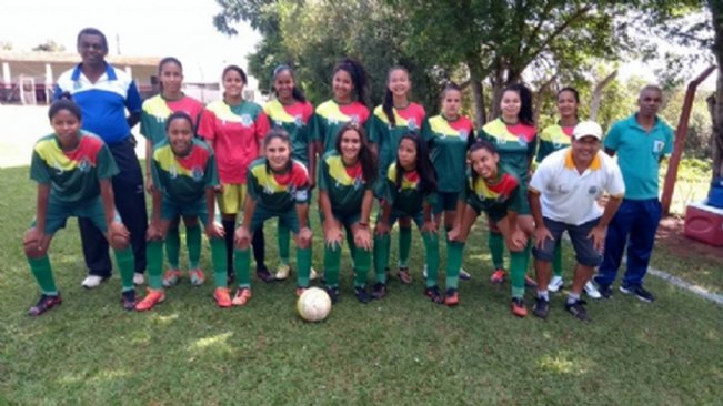 Futebol feminino sub 15 de Paraguaçu conquista taça de vice-campeão em Santa Cruz do Rio Pardo na Fase Regional