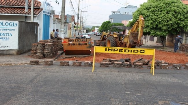Prefeitura recupera rua 12 de março no centro da cidade