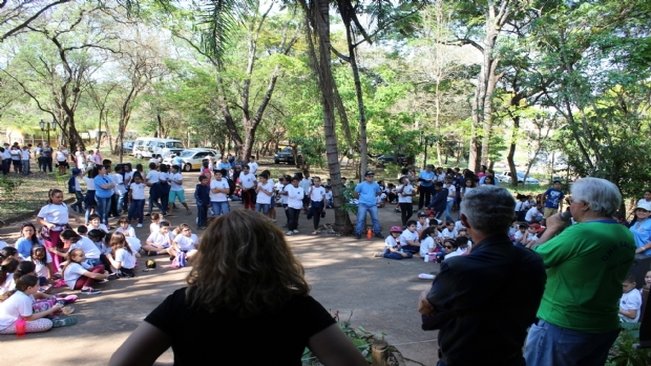 Alunos da Rede Municipal de Ensino comemoram Dia da Árvore no CEA