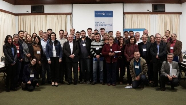 Prefeita Almira participa de curso sobre gestão municipal e política