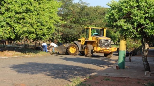 Departamento de Obras faz limpeza na cidade depois da chuva forte de segunda-feira