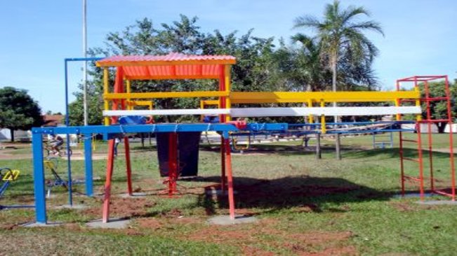 Prefeitura instala “parquinho” na praça do Panambi